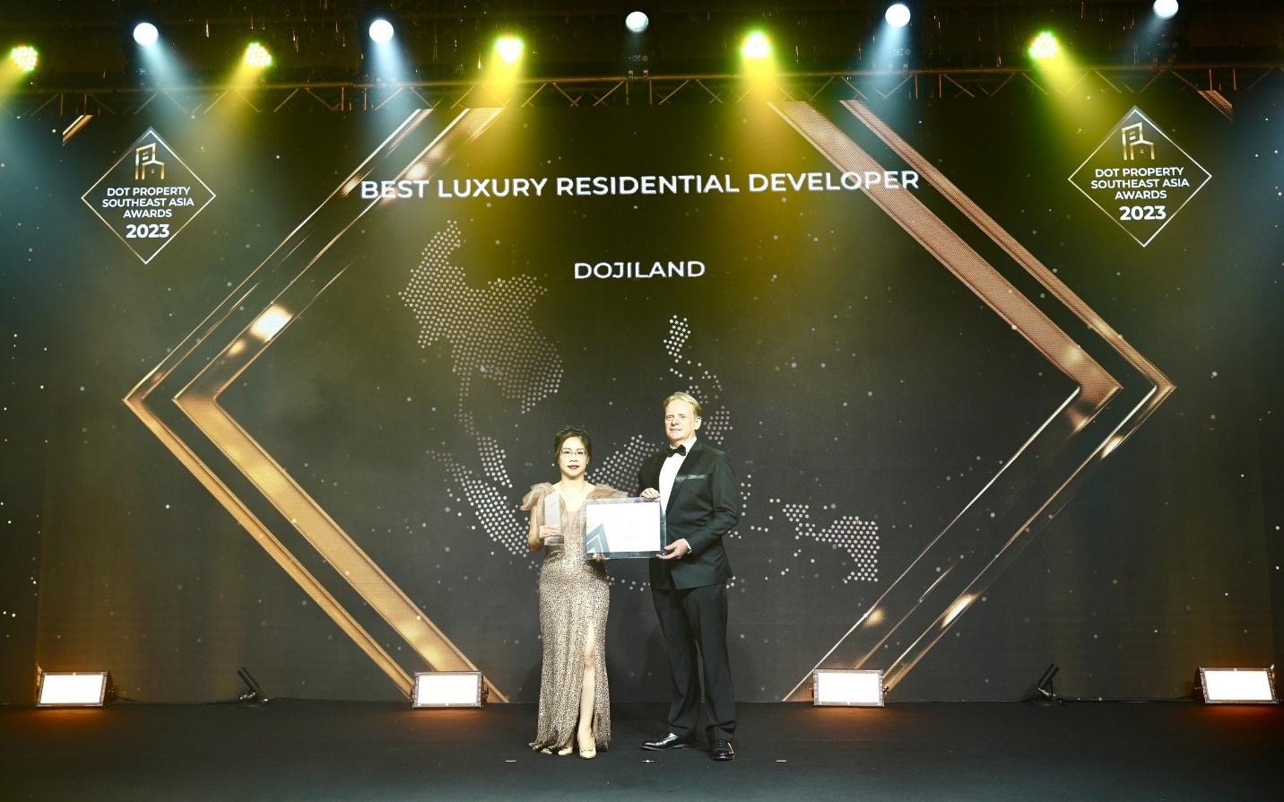Đại diện DOJILAND nhận giải Nhà phát triển bất động sản hạng sang tốt nhất năm 2023