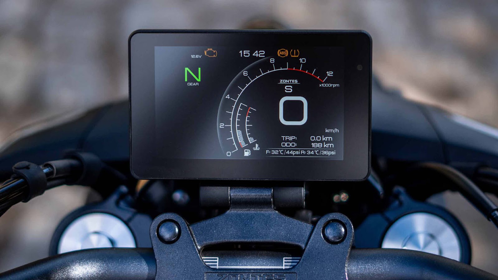 The familiar instrumentation offers various display modes, with data from the onboard computer, tire pressure monitoring, etc. This is the most classic display format and our favorite.