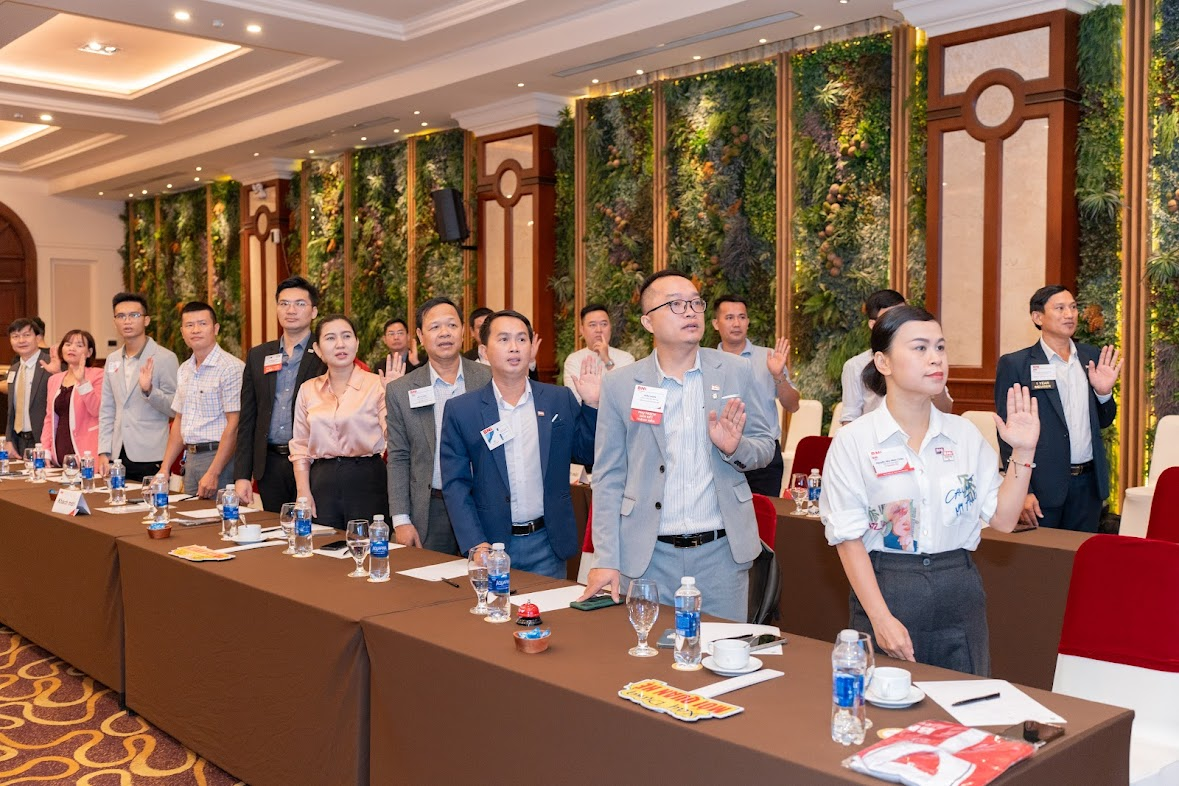 Thành viên mới cùng các thành viên đọc 6 quy tắc đạo đức của BNI CEO Chapter Thành viên mới cùng các thành viên đọc 6 quy tắc đạo đức của BNI CEO Chapter