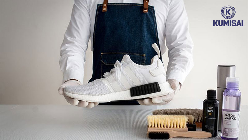Sử dụng dung dịch vệ sinh giày cho hiệu quả làm sạch cao