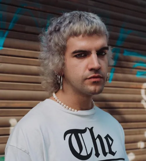 Full picture of a guy rocking the alternative look with blond vibes 