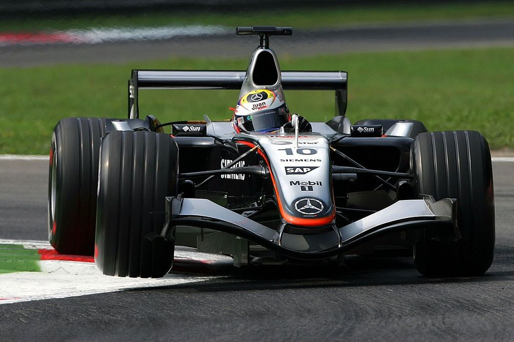 Juan Pablo Montoya compitiendo para la escudería McLaren - Imagen de referencia tomada de: Sutton Motor Sport