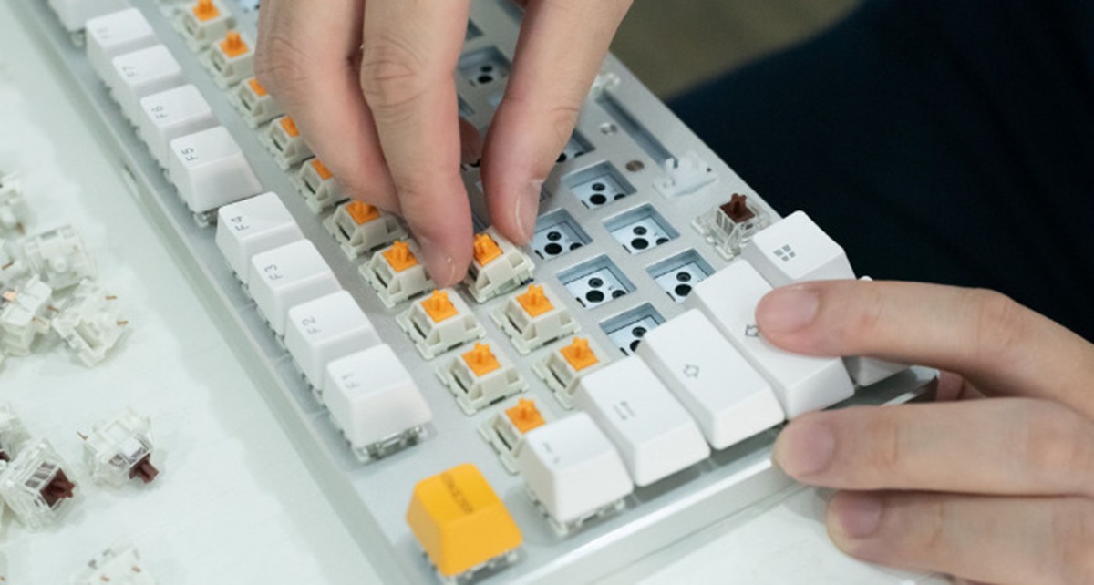 Bạn hãy cẩn thận trong quá trình tháo các phím switch cũ ra khỏi bàn phím