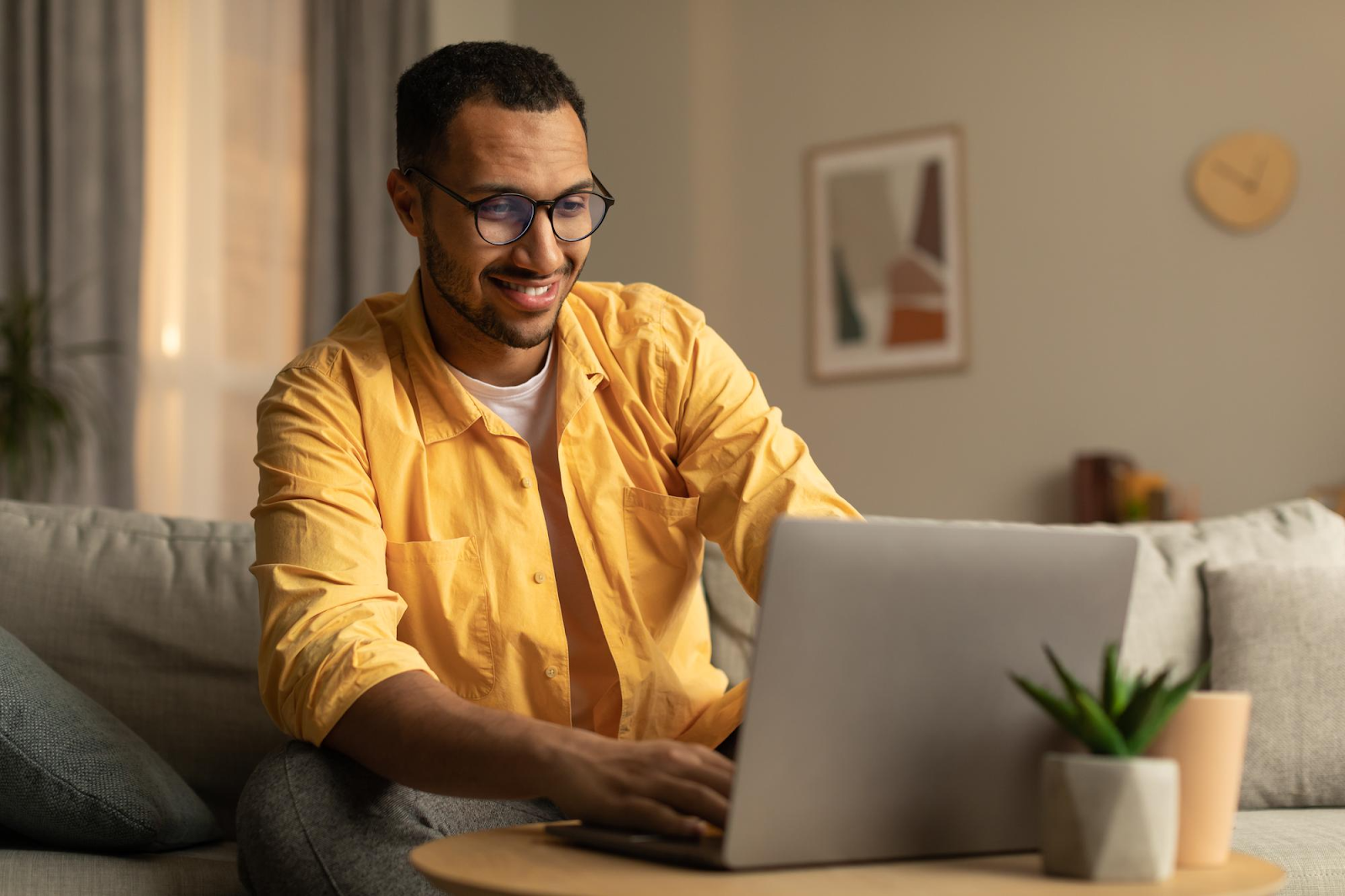 homem em home office assistindo um treinamento corporativo