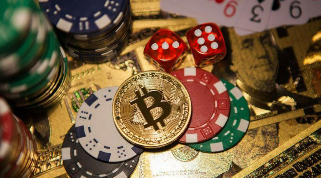 Kryptovaluta bitcoin-mynter med kasinobrikker 