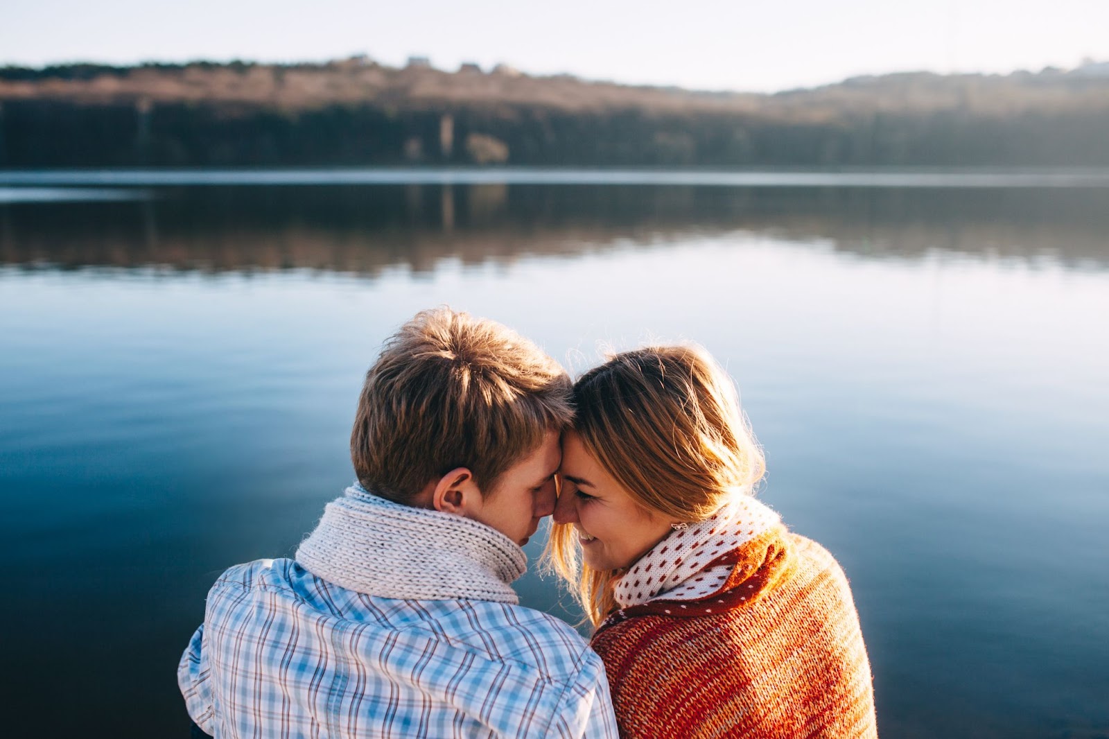 Love keeps going. Парочка влюбленных подростков. Влюбленный подросток. Подростковая влюбленность. Юношеская влюбленность.