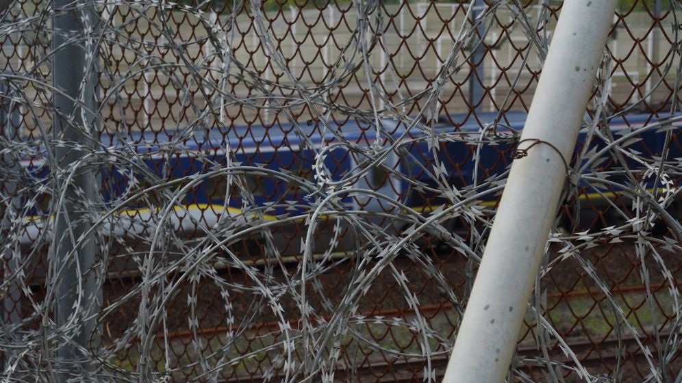 The anti-migrant fence in Calais, France. ©PorCausa