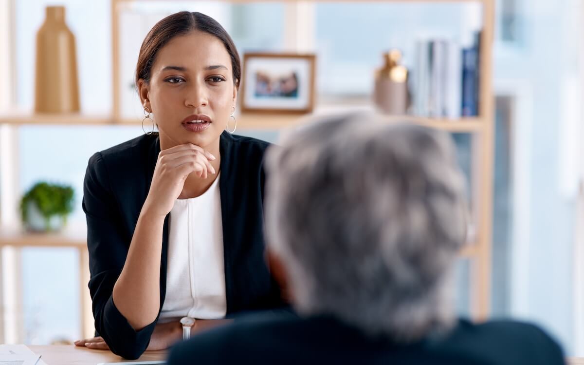 Claims analytics: employee and manager talking to each other