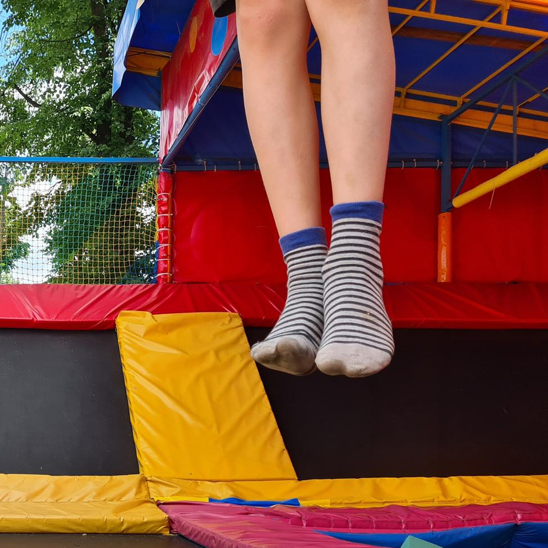 Why Should Your Kids Wear Trampoline Socks? - Super Tramp