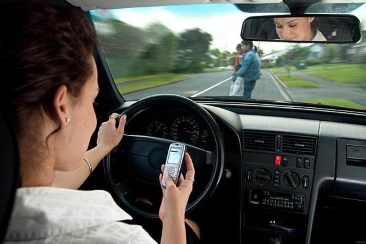Tập trung lái xe để quan sát các tình huống 
