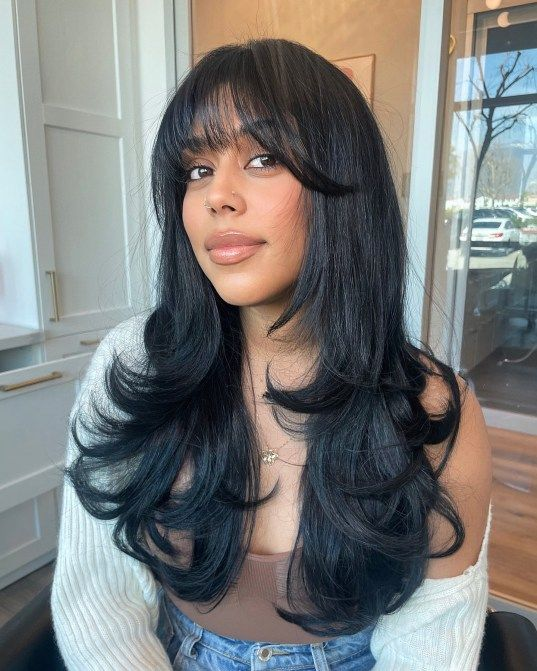 Picture of a lady wearing the iconic hairstyle with her wavy hair