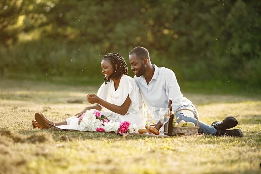 Couple at the picnic. Image source: Freepik licensed under CC BY-SA 2.0
Valentines day plans