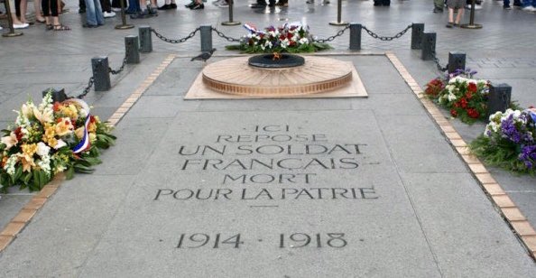 La tombe du soldat inconnu, placée sous l’Arc de Triomphe le 11 novembre 1920