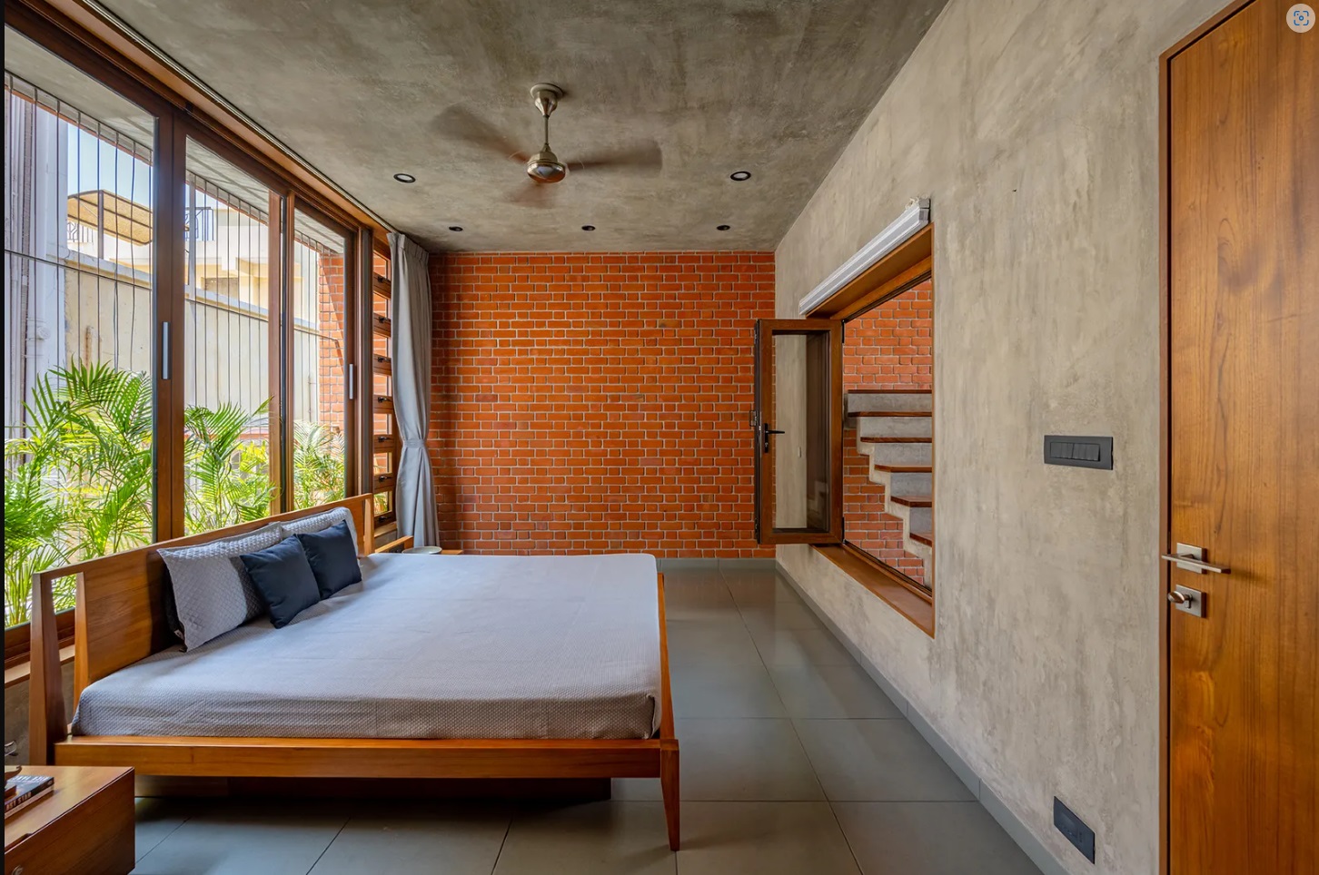 Kamar Tidur di dalam Rumah dengan Setting Urban