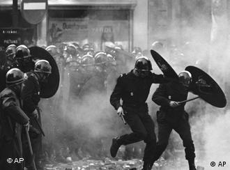 Polizeieinsatz waehrend einer Studentendemonstration am 6. Mai 1968 in Paris