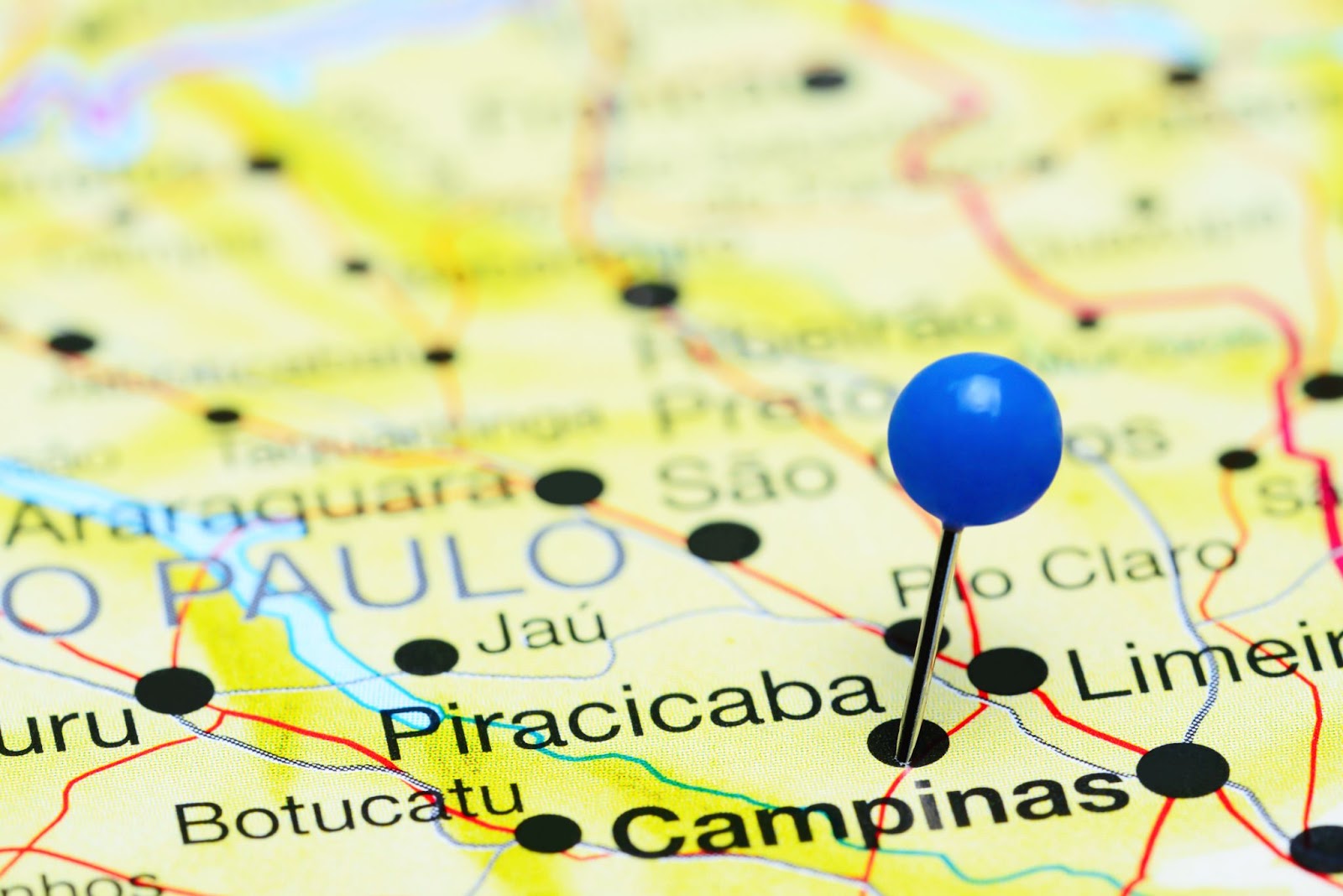 Alfinete azul indicando a localização de Piracicaba em um mapa colorido do Brasil