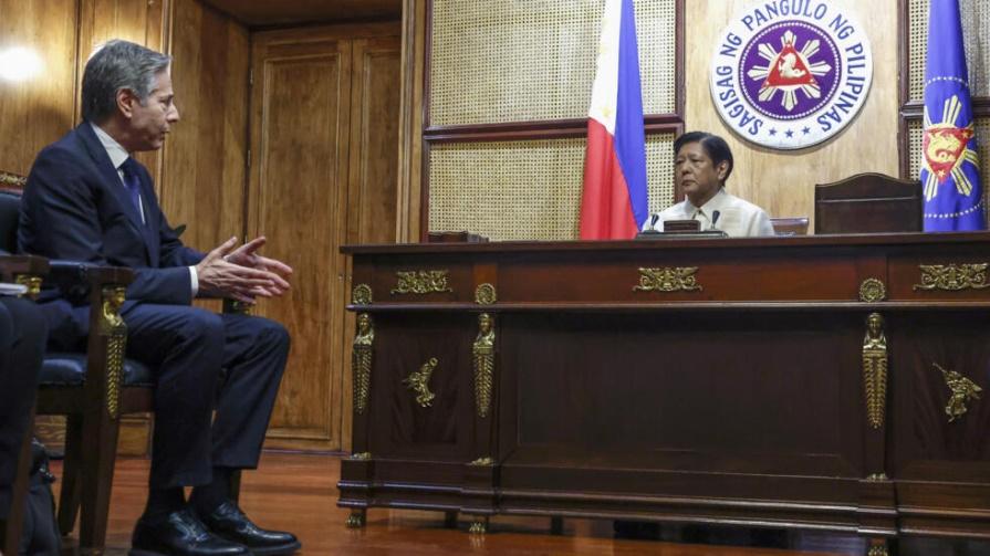 Ngoại trưởng Mỹ Antony Blinken (T) trước cuộc hợp với tổng thống Ferdinand Marcos Jr., tại Điện Malacanang, Manila, Philippines, ngày 19/03/2024. 