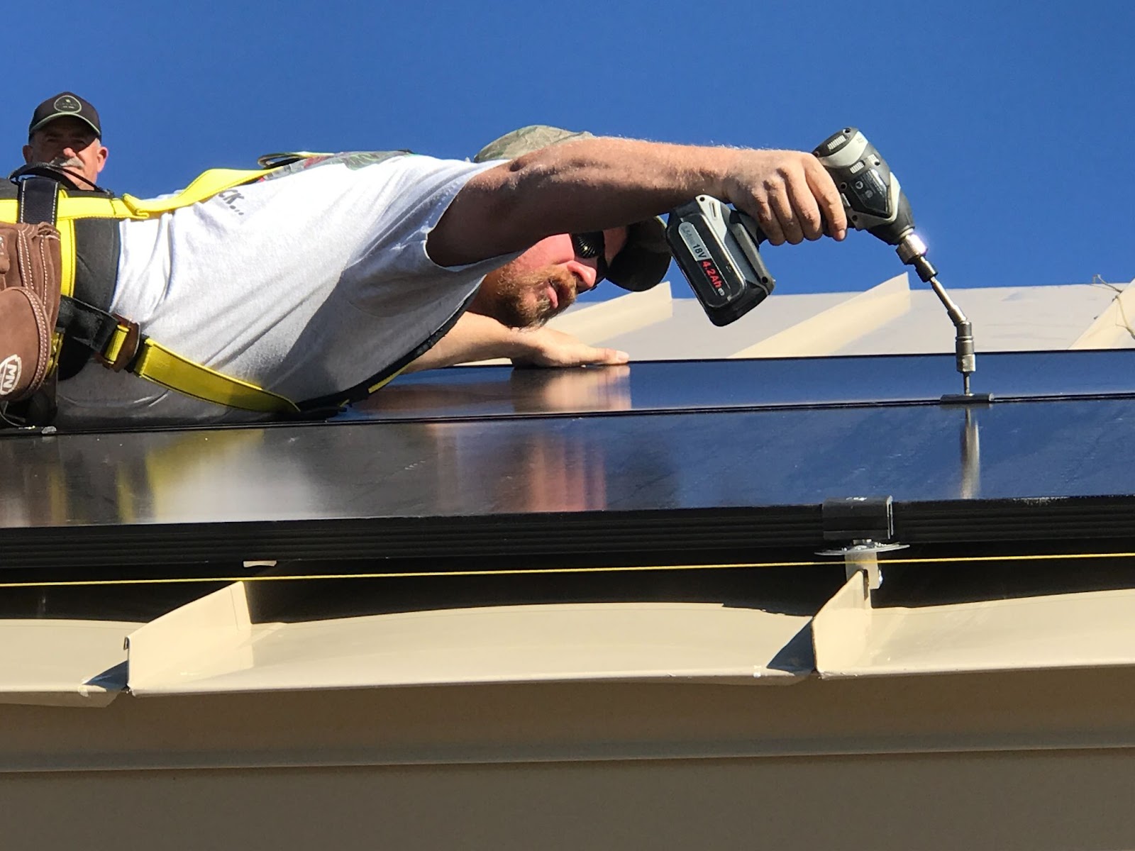 Instalador solar en el tejado