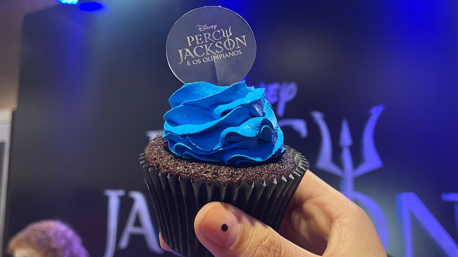 Muffin com cobertura azul, guloseima de ativação distribuída na pré-estreia da série nos cinemas em São Paulo.