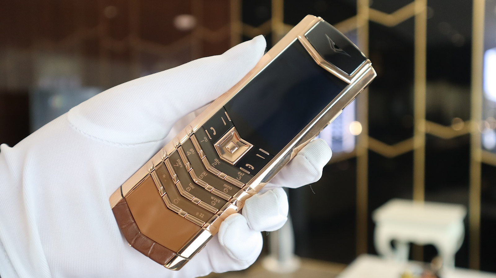 VERTU - NHỮNG CHIẾC ĐIỆN THOẠI HẠNG SANG ĐẮT ĐỎ