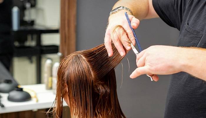 Việc cắt tóc mỗi 6 đến 8 tuần giúp bảo vệ và cải thiện sức khỏe của tóc và da đầu.