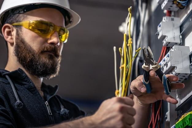 Echipamente și unelte necesare unui electrician