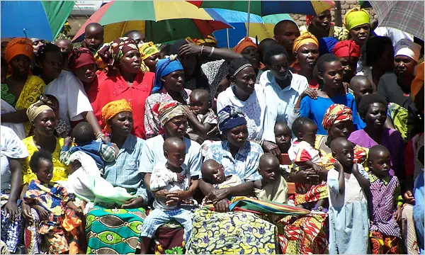 Une foule lors d’un rassemblement pour une campagne de sensibilisation pour de la santé dans le nord du Rwanda, en 2007. © Laura Hoemeke