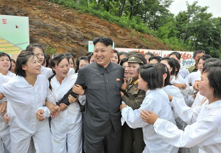 Северокорейский лидер Ким Чен Ын во время посещения грибной фермы, фотография опубликована Центральным телеграфным агентством Северной Кореи (ЦТАК) в Пхеньяне 16 июля 2013 года. Фото: Reuters