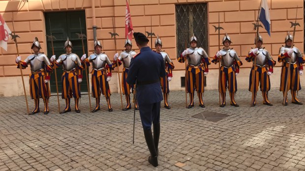 Hậu trường với các Vệ binh Thụy Sĩ trước lễ tuyên thệ