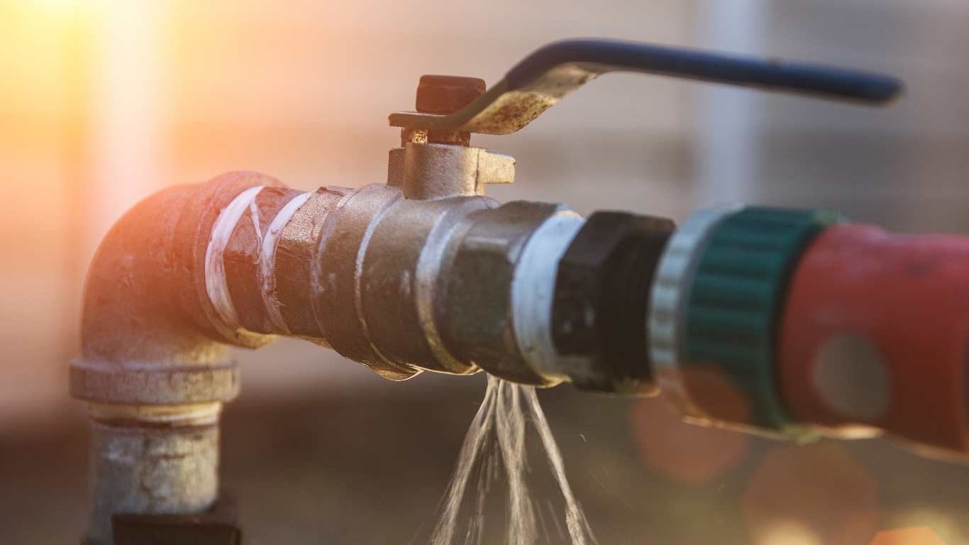 Water pipe with emergency plumbing leak
