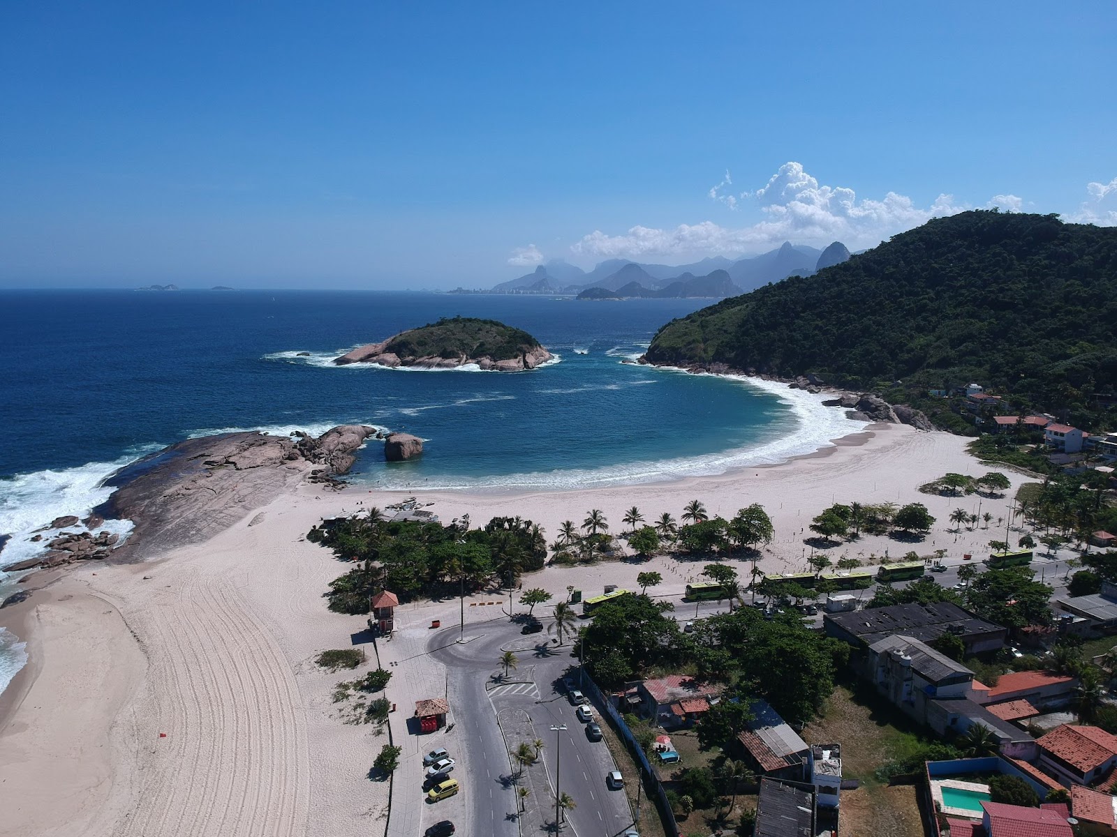 Vista aérea da Praia de Piratininga, localizada em um pontal de larga faixa de areia.