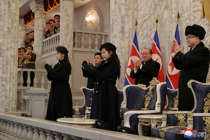Ли Соль Джу, жена Ким Чен Ына, и их дочь Ким Джу Э присутствуют на военном параде в честь 75-летия основания армии Северной Кореи на площади Ким Ир Сена в Пхеньяне, Северная Корея, 8 февраля 2023 года. Фото: Reuters