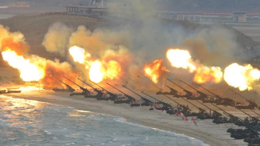 Ảnh minh họa : Một cuộc tập trận bắn pháo của Bắc Triều Tiên. Ảnh do KCNA công bố ngày 25/03/2016.