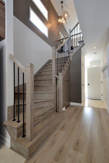 escalier 
escalier moderne 
escalier en bois 