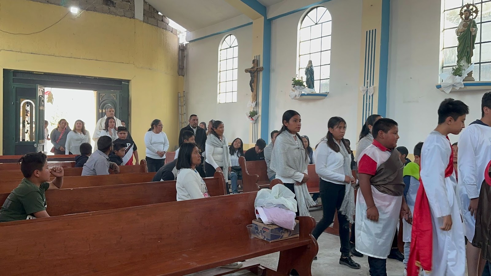 Todos entrando para la celebración de la Última Cena y el Labatorio de los pies