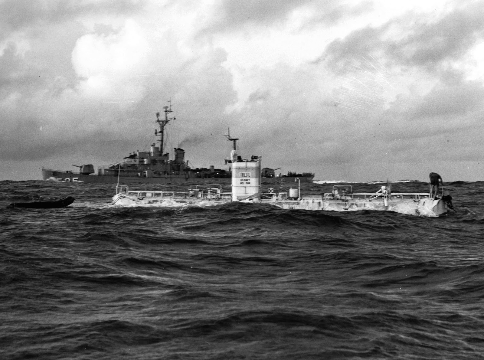 https://upload.wikimedia.org/wikipedia/commons/d/d3/Bathyscaphe_Trieste_with_USS_Lewis_%28DE-535%29_over_the_Marianas_Trench%2C_23_January_1960_%28NH_96797%29.jpg