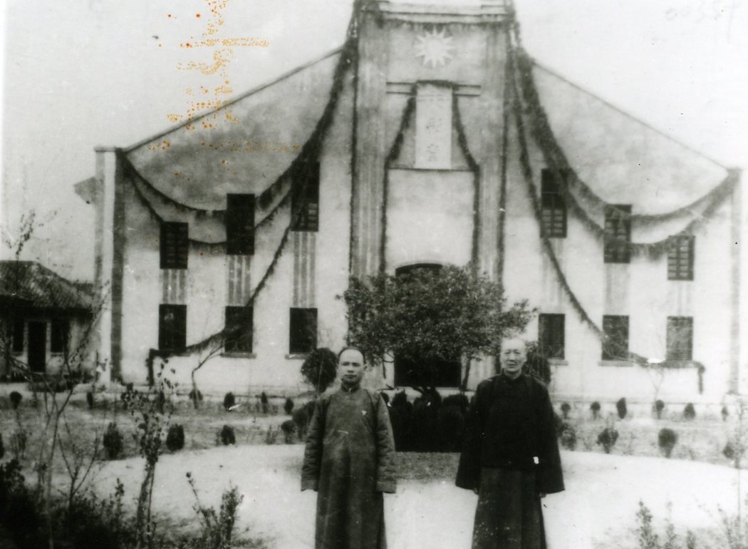 劉文彩（右）站在1942年由他建立的文彩中學前。與他一起的是該中學第一任校長高樹元。