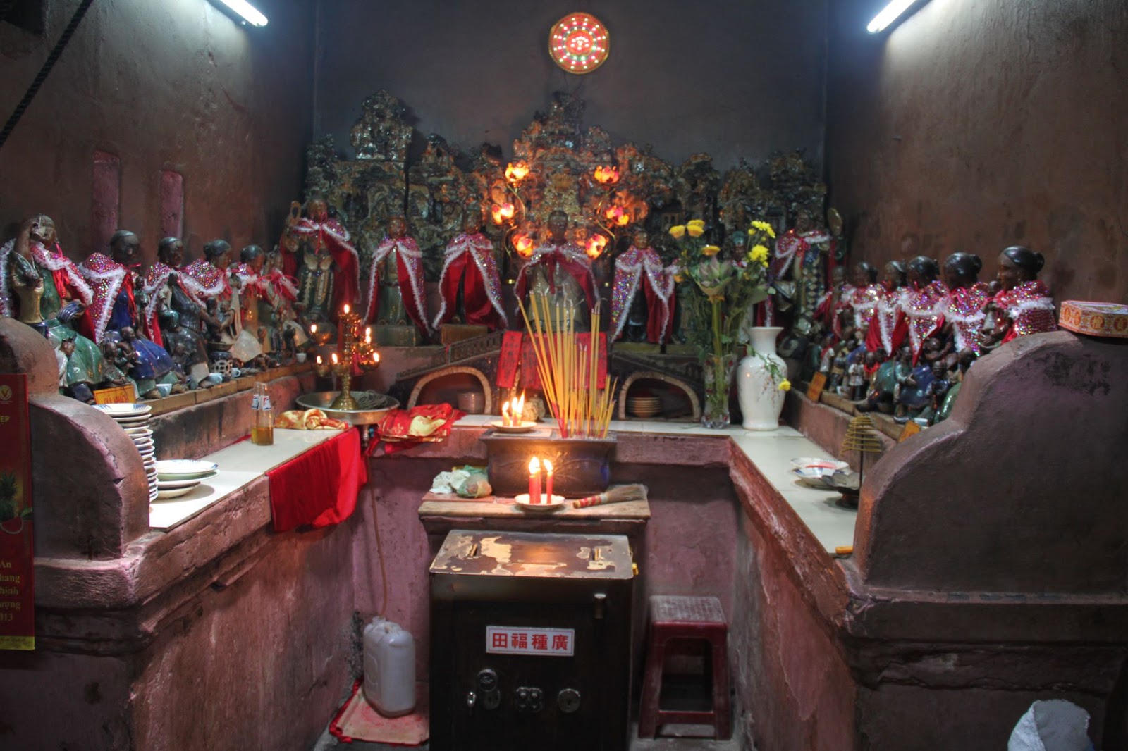 Tượng 12 Bà mụ và Kim Hoa Thánh Mẫu ở chùa Ngọc Hoàng