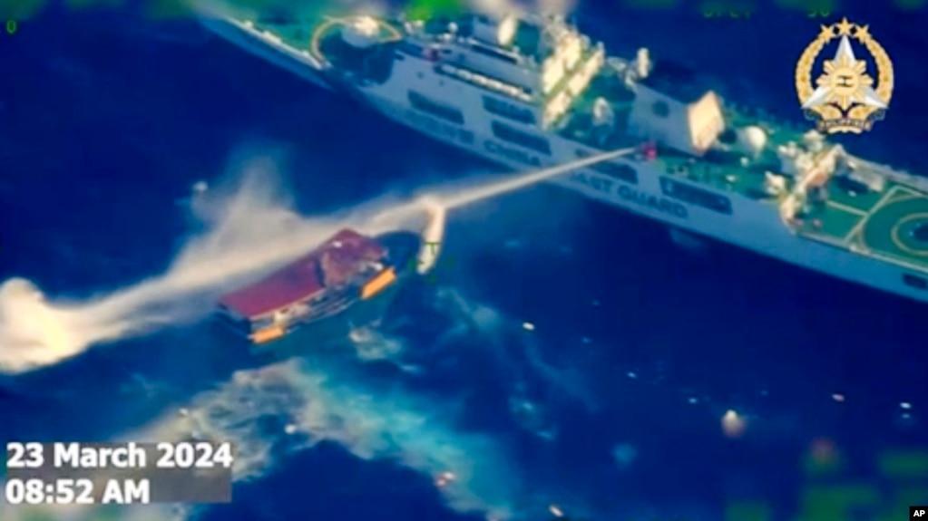 Hình ảnh được ghi lại cho thấy tàu hải cảnh Trung Quốc bắn vòi rồng vào tàu tiếp tế Philippines