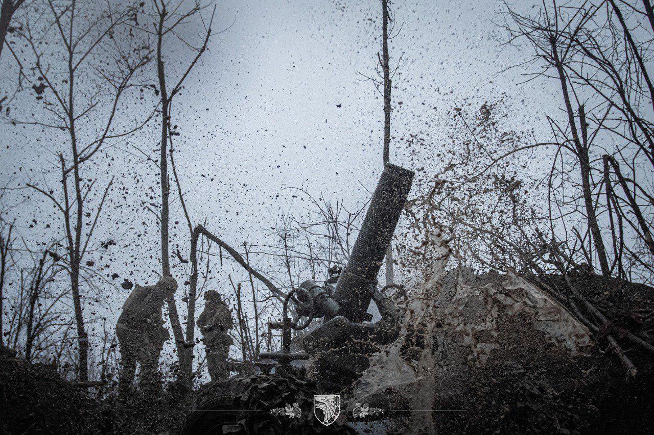 Розрахунок мінометників 93 бригади «Холодний Яр» працює на відбитих у ворога позиціях. 