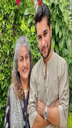 Asim Azhar pens a heartwarming birthday wish for his mother