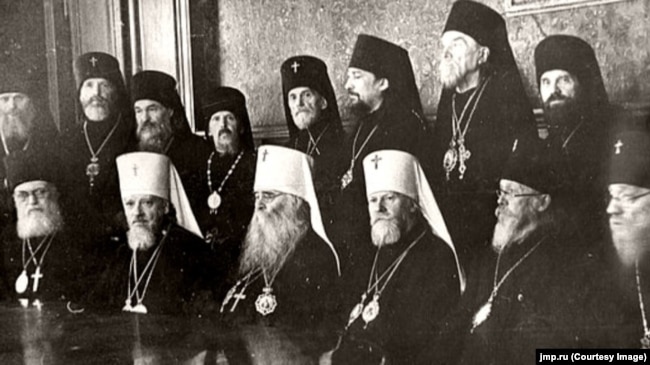 Митрополит Сергій (сидить третій зліва) і представники церковного керівництва, які вціліли під час сталінських репресій. 1943 рік