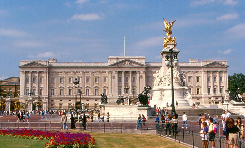 London - Buckingham Palace | Buckingham Palace was built in … | Flickr