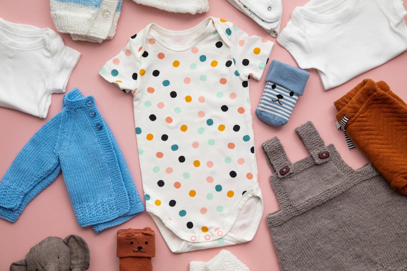 Ein Bild, das Kleidung, Textil, Muster (Modedesign), Baby- und Kleinkindbekleidung enthält.

Automatisch generierte Beschreibung