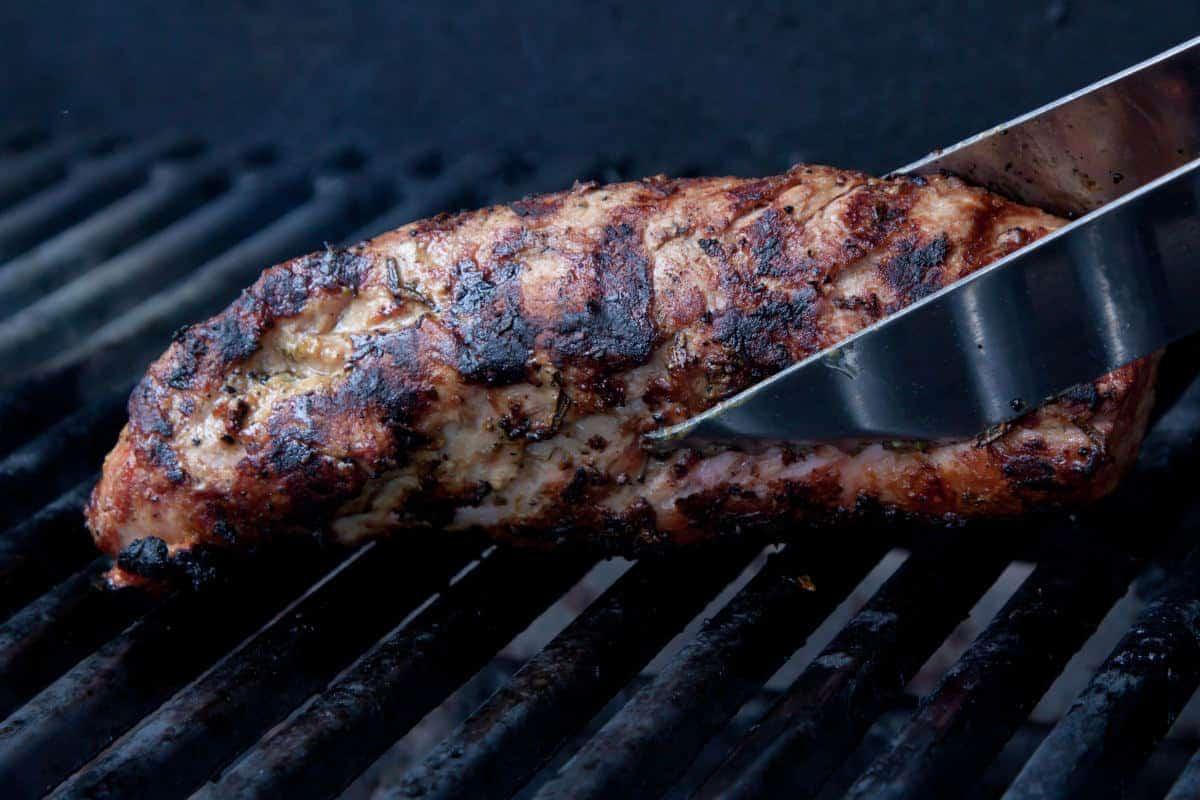muşchiul de porc ţinut în cleşte într-un afumător