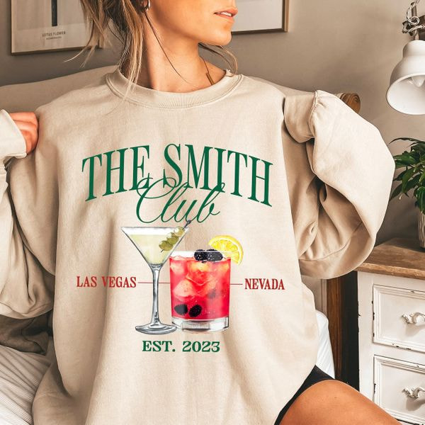 Mujer vistiendo una sudadera con capucha de boda personalizada