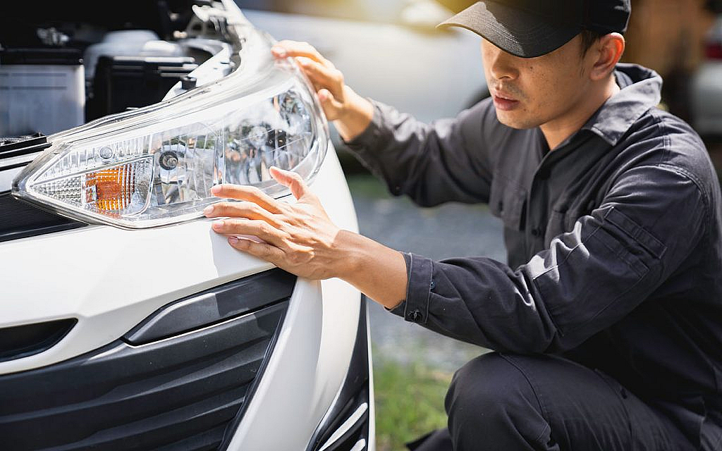 Replacing car headlights should be part of maintenance of high-mileage cars