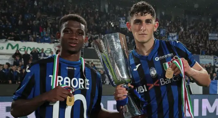 Amad Diallo and Luca Gotti celebrate Atalanta’s Supercoppa triumph