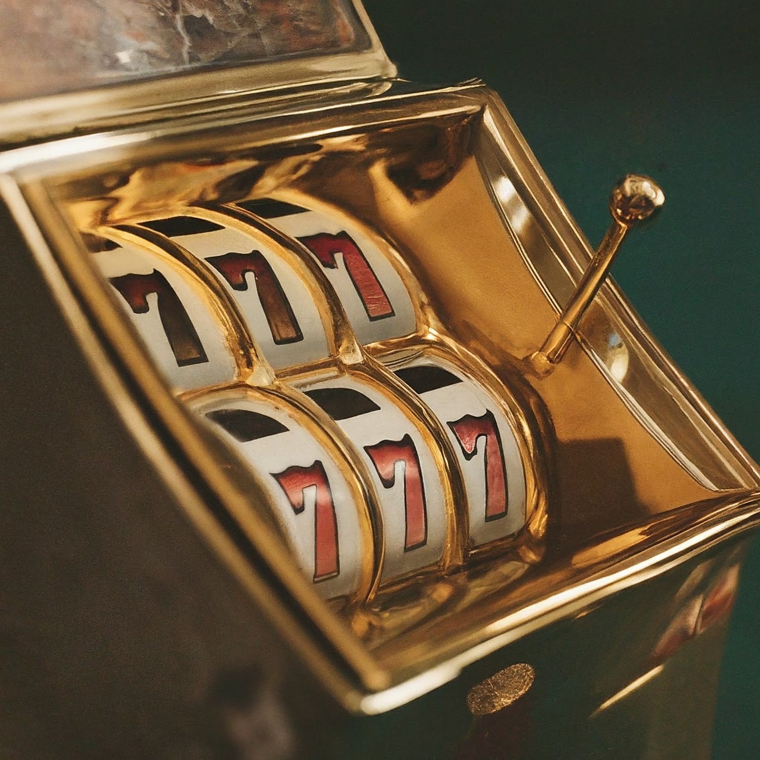 How can you win a jackpot at a casino?