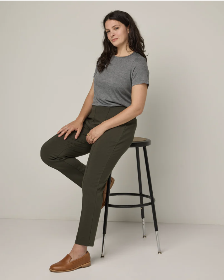 Stay stylish and sustainable with our Rosso Straight Ponte Pant in Forest Night, the perfect addition to your eco-friendly wardrobe.